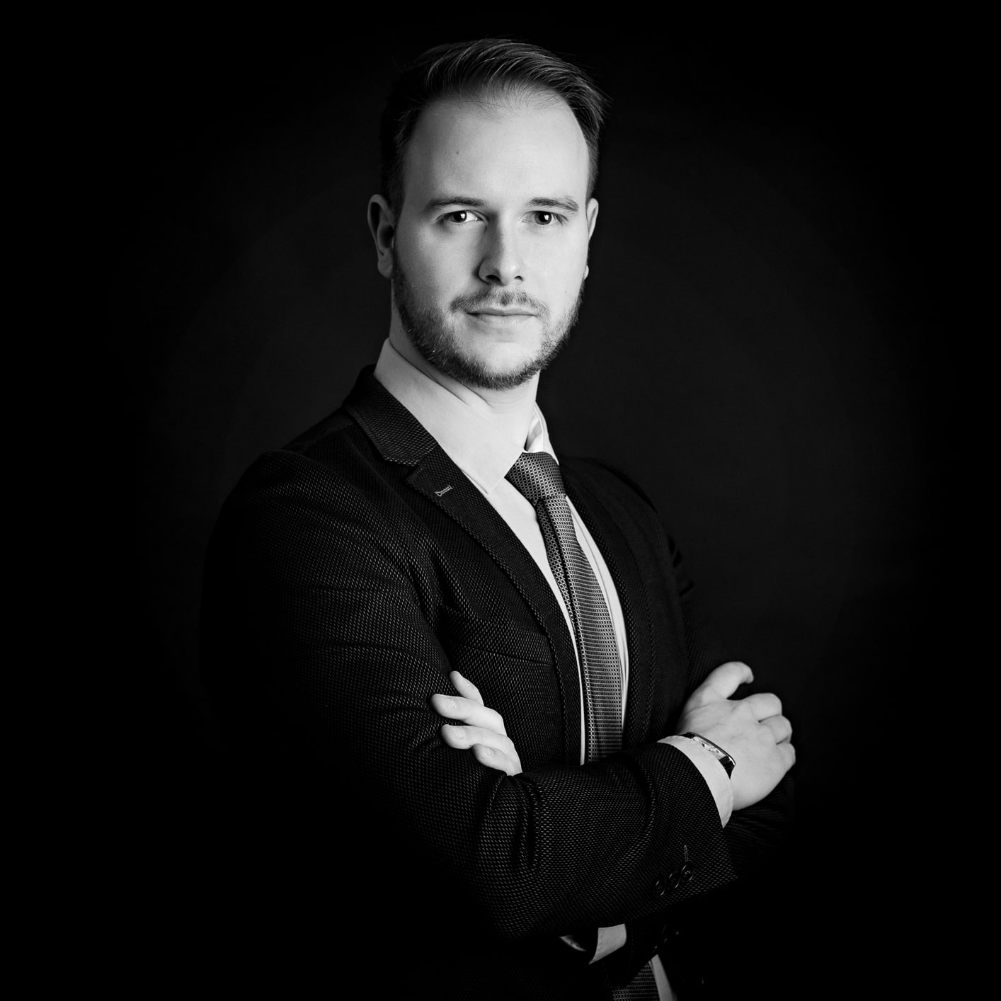 photo professionnelle corporate cv linkedin homme noir et balnc