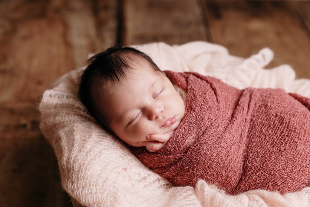photo nouveau né séance studio
petite fille emmaillotée